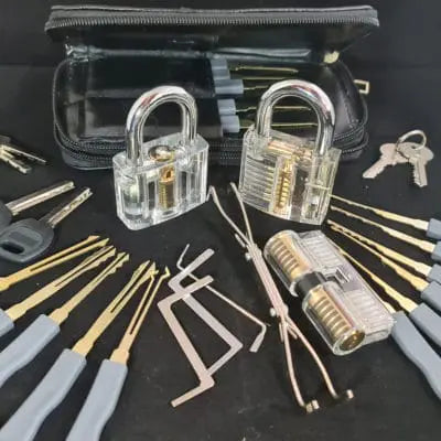 Kolme lukkoa ja 24-osainen tiirikkasetti