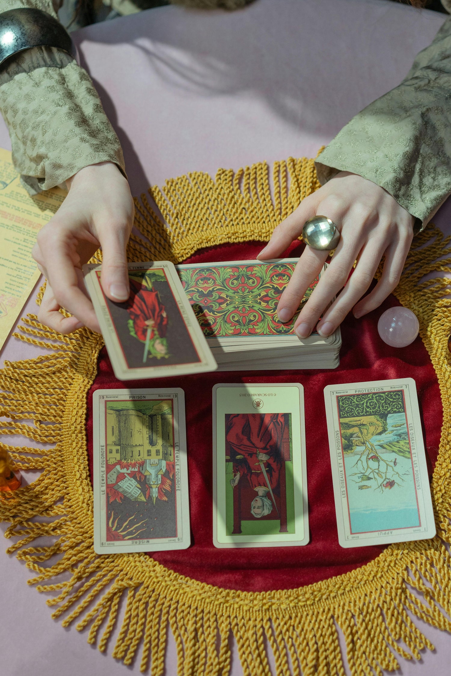 Tarot korttien tulkinta, kolme päivän korttia pöydällä