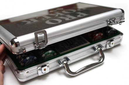 ProPoker Alumiininen pokerisalkku ja 200 merkkiä